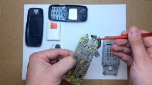 Как разобрать телефон Nokia 3310 / How to disassemble a Nokia 3310 phone