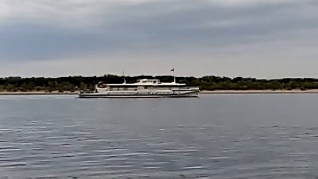 Прогулочный теплоход на Волге в Волгограде Pleasure boat on the Volga in Volgograd 伏尔加格勒伏尔加河上的游船 ヴォ смотреть онлайн