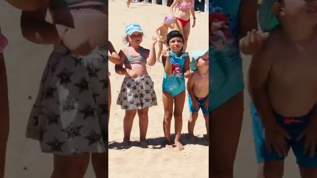 Сын играет с машиной / танцы на море / пляжная вечеринка / здоровые дети / море песок солнце / sea смотреть онлайн