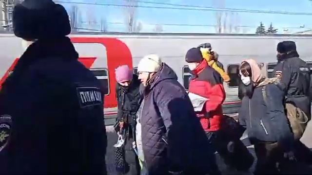 В Саратов прибыли первые донбасские беженцы смотреть онлайн