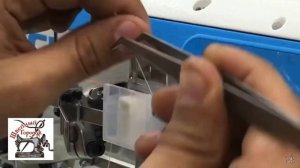 Как заправить промышленную плоскошовную распошивальную швейную машину.How to thread a sewing machin