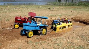 Школьный автобус застрял в глубокой луже