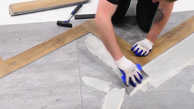 Укладка кварцевого ламината Fargo Parquet елкой на клей