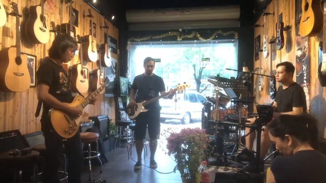 Band Rehearsal, Mr. Crowley Cover. (NUX MG-300 thru small Full Range Amp, NO Processing) смотреть онлайн