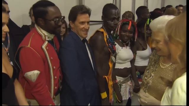 The Queen meets Cheryl Cole and Peter Kay backstage at Diamond Jubilee concert смотреть онлайн