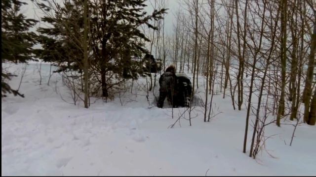 Снегоход BRP забуксовал в снегу, попытка его вытащить смотреть онлайн