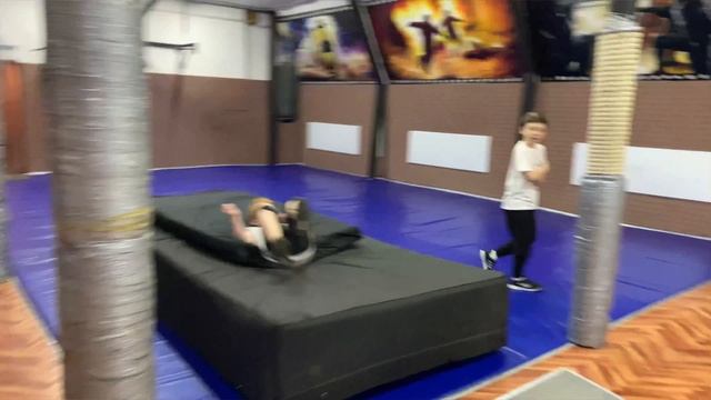 Когда падать приходится с предметами смотреть онлайн