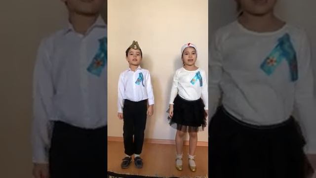 Игликовы Аскар и Индира с песней "Идет солдат по городу" смотреть онлайн