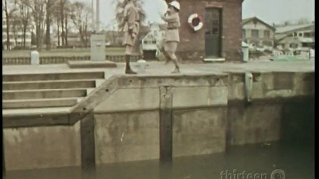 Monty Python- Fish Slapping Dance! смотреть онлайн