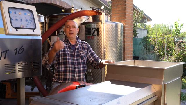 Come fare il VINO: il mosto смотреть онлайн
