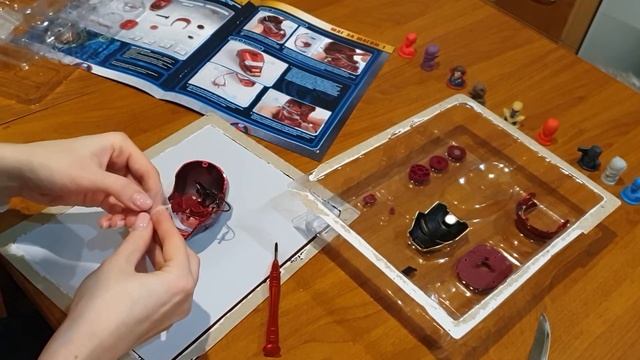 Костюм железного человека из набора Deagostini Iron Man. Девушка собирает шлем железного человека смотреть онлайн