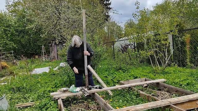 Последствия заморозков и продолжение сборки парника | Своими руками. Vlog Дача как есть 8.05.23 смотреть онлайн