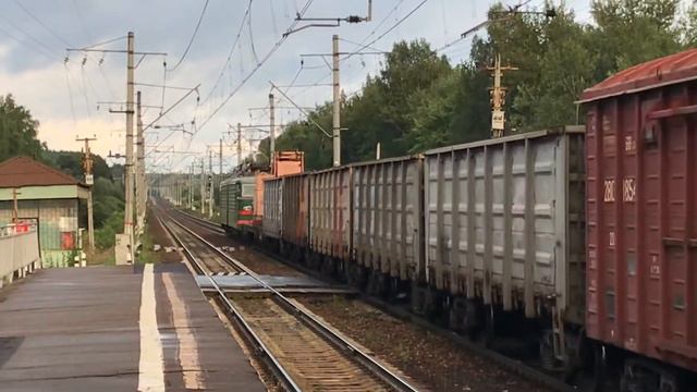Приветливый ВЛ10У-920 с маленьким грузовым поездом на Москву смотреть онлайн