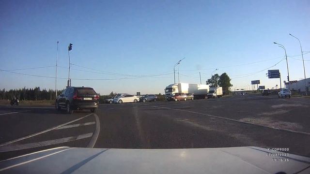 «Спуск , Обгон запрещен» Дорожный знак справа , через 2 м 52 с смотреть онлайн
