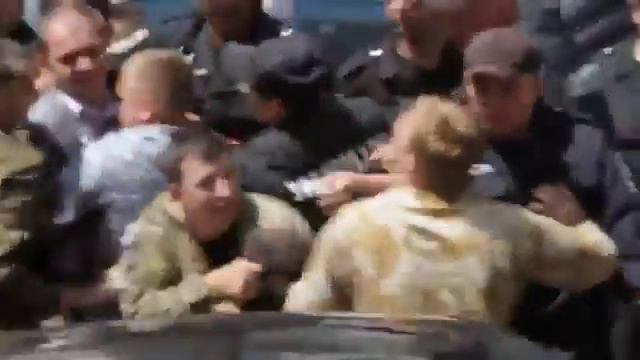 Майданутые бьют майданутого Пашинский у Верховной Рады Украина Киев смотреть онлайн