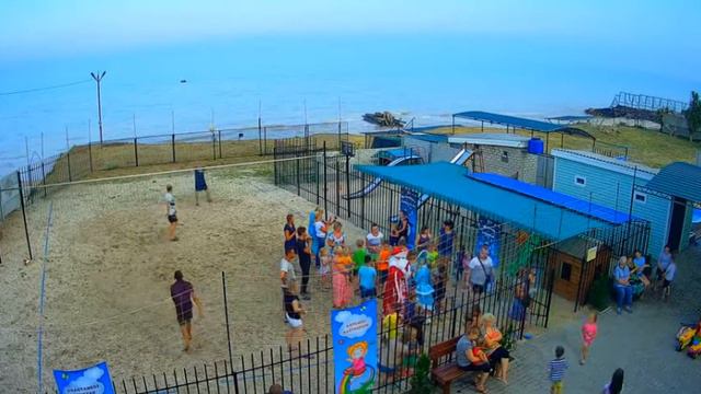 Дед мороз дарит подарки детям на Азовском море. смотреть онлайн
