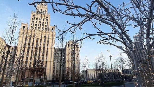 Москва новогодняя. Прогулка по новогодней площади Красные Ворота смотреть онлайн
