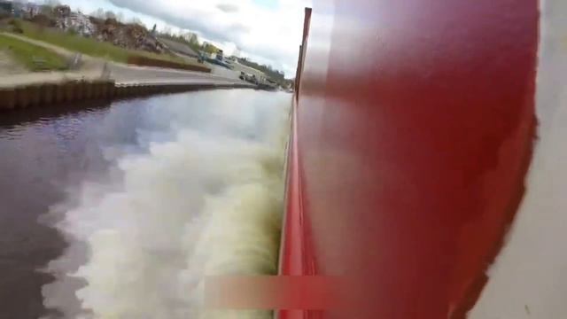 Очень мокро и зрелищно. Как спускают на воду огромные суда смотреть онлайн