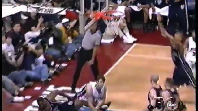 Mehmet Okur Picks Up Flagrant Foul for Contesting Rodney Rogers Dunk смотреть онлайн
