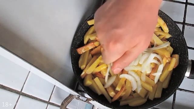 Как правильно жарить картошка с луком | Рецепты смотреть онлайн
