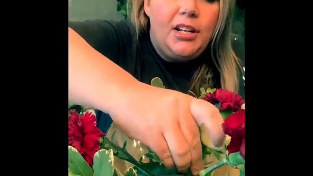Create a Holiday Centerpiece on a Budget with Grocery Store Flowers смотреть онлайн