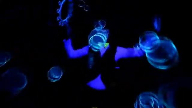 Шоу неоновых мыльных пузырей смотреть онлайн