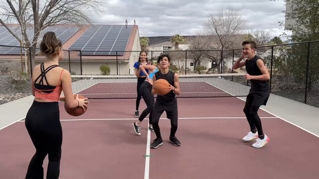 Cheerleaders vs JOCKS! Boys vs Girls games смотреть онлайн