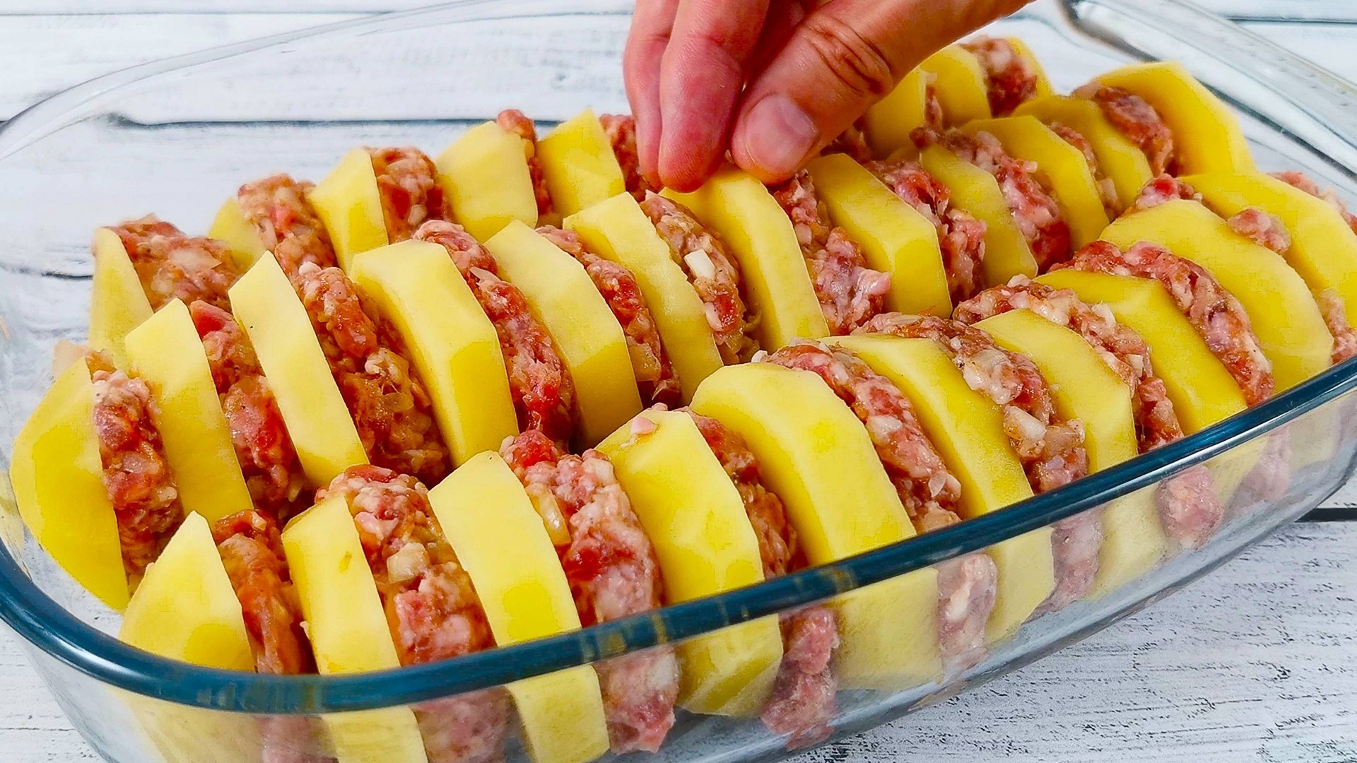 Попробуйте приготовить картофель с фаршем таким образом. Получается очень вкусно и сытно смотреть онлайн