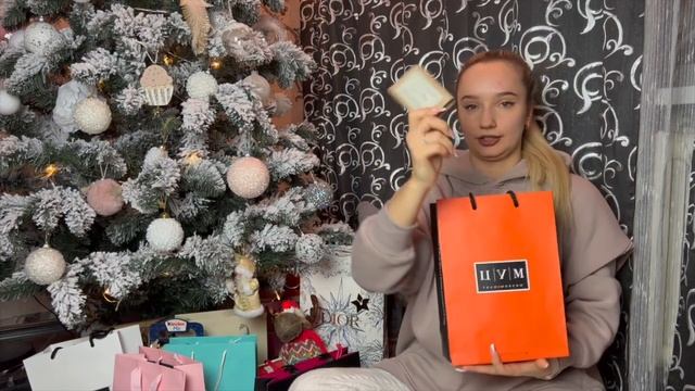 РАСПАКОВКА ПОДАРКОВ на НГ! Печем имбирное печенье, мне подарили Tiffany и Dior? смотреть онлайн