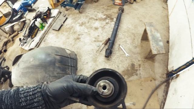 Реставрация BMW 7 e66 Как снять кардан, заменить муфту и подвесной. Ремонт трубки Dynamic Drive смотреть онлайн