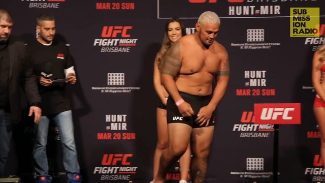 UFC Brisbane Weigh-ins: Mark Hunt vs Frank Mir смотреть онлайн