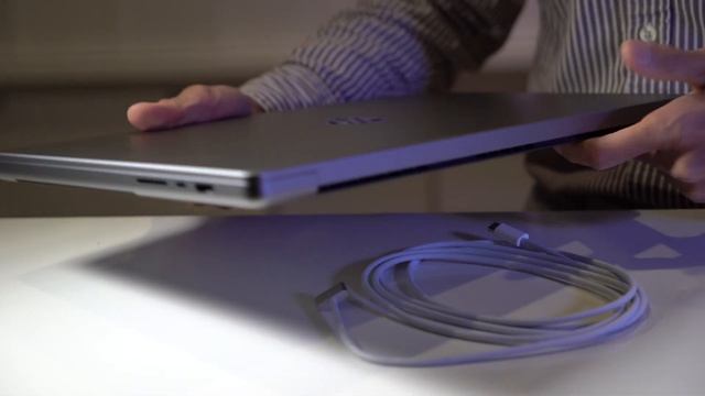 M1 Max MacBook Pro 16" : Unboxing, Size Comparisons, and Introduction- Unsponsored- Part 1 of revie смотреть онлайн