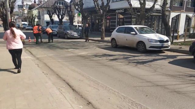 Откапывают заасфальтированный люк - улица Буковинская, Черновцы смотреть онлайн