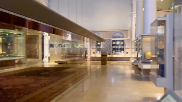 Victoria and Albert Museum in London Walking Tour | 4K | Art History смотреть онлайн