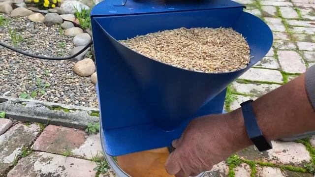 Обзор измельчителя зерна ФЕРМЕР ИЗЭ-05М. Наши доработки и опыт использования. смотреть онлайн