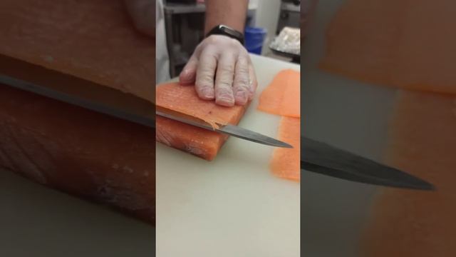 #суши#роллы#сушисеты#sushi#fish#cut#нарезаю#рыбу#лосось смотреть онлайн