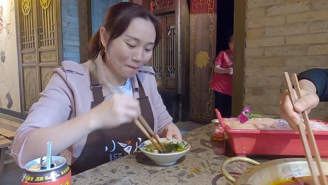 小杜买优惠券带胖哥吃火锅，原本25元能吃4荤5素，结果花了110元！【小杜生活日记】 смотреть онлайн