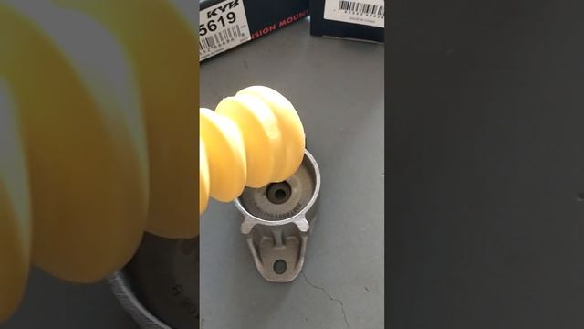 How to insert KYB Strut Bumper & Bellow SB125 into KYB Strut Mount SM5619 the easy way ! смотреть онлайн