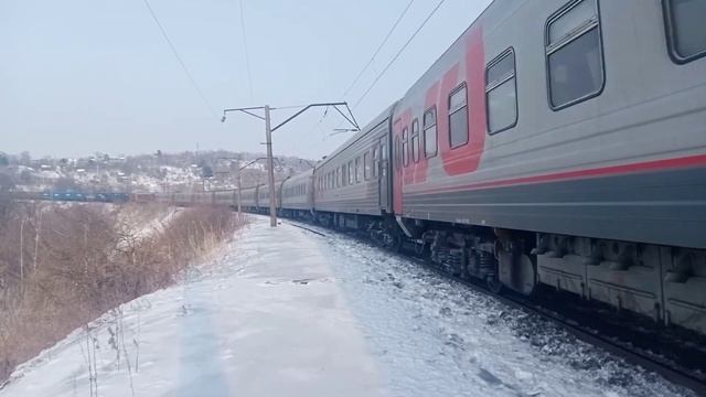 Электровоз ЭП1-014 со скорым поездом №008Н Новосибирск-Владивосток в рождество на Транссибе. смотреть онлайн