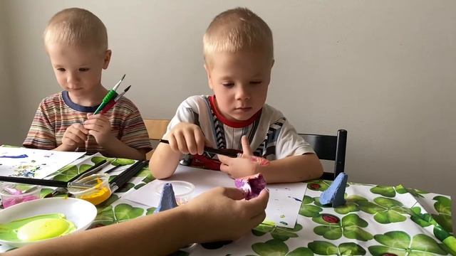 Творческие занятия с двойняшками. Колокольчики из яичной коробки смотреть онлайн