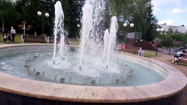 Дети кормят пони 🐎 и катаются на ней с радостью! 👫 смотреть онлайн