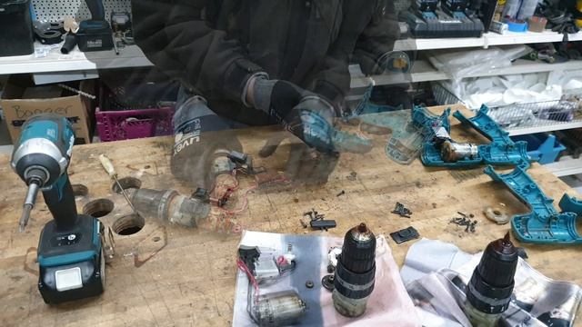 Makita 12V Akku-Schrauber reparieren aus dem Schrott | repair Makita 12V tools смотреть онлайн
