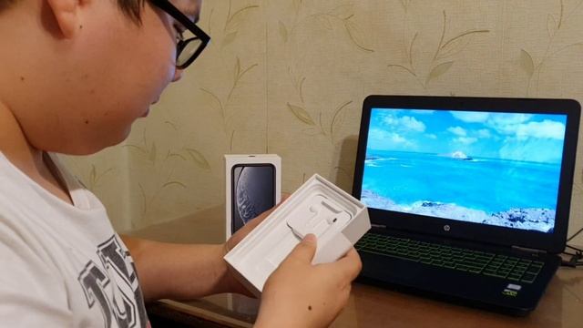 Распаковка iPhone XR \ Первые впечатления. смотреть онлайн