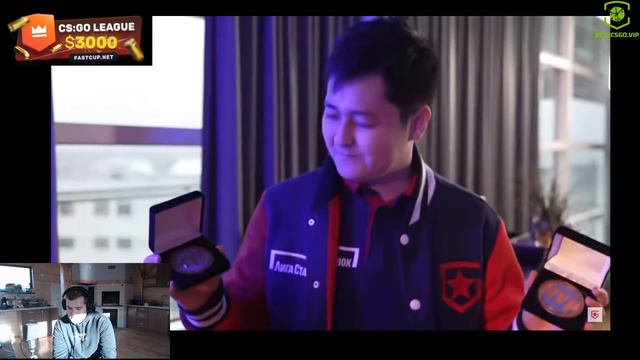 CEH9 СМОТРИТ: "Gambit CSGO на Мажоре | VLOG №2 | Качалка и Медиа День" смотреть онлайн