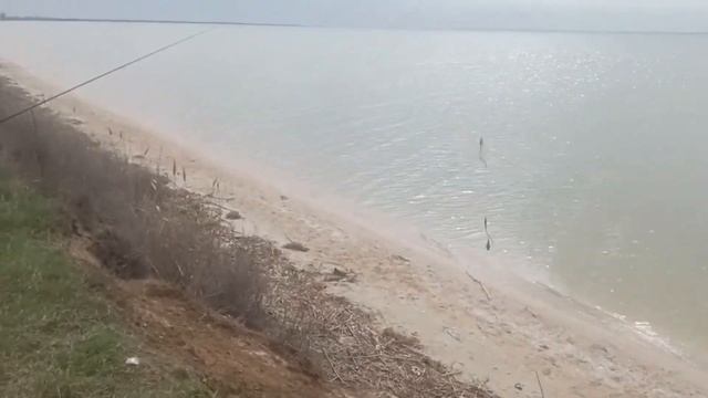 Азовское море. Рыбалка на камбалу в конце марта 2023 г. Спокойное море смотреть онлайн