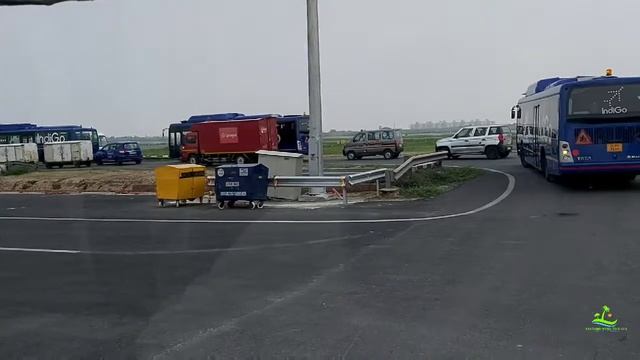 Traffic Jam at Delhi International Airport by Shuttle Bus|Airport Shuttle bus waiting at IGI airpor смотреть онлайн