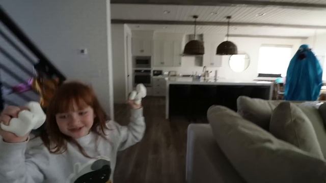 Escaping the RAiNBOW GHOSTS!! Adley, Niko, & Shonduras have to run away from the colorful monsters! смотреть онлайн