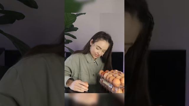 Проверила И Нашла Цыпленка Внутри Сырого Яйца?Как Проверить Яйца На Свежесть В Домашних Условиях?! смотреть онлайн