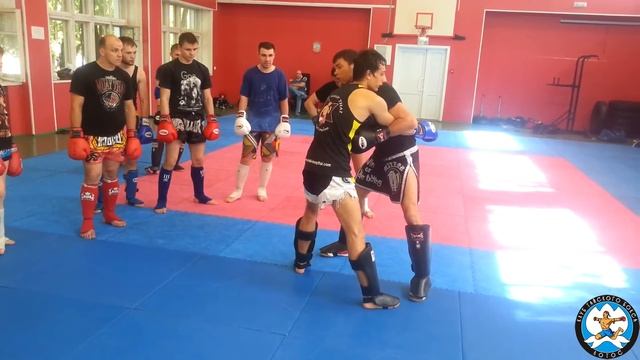 Артем Левин показывает прием борьбы в клинче в клубе тайского бокса Лотос смотреть онлайн