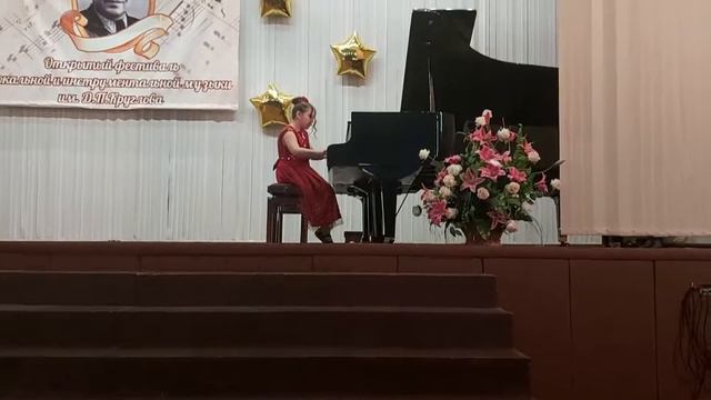Яна исполняет Т.Назарова Вариации на тему" Пойду ль я, выйду ль я" и И.Кореневская "Дождик" смотреть онлайн